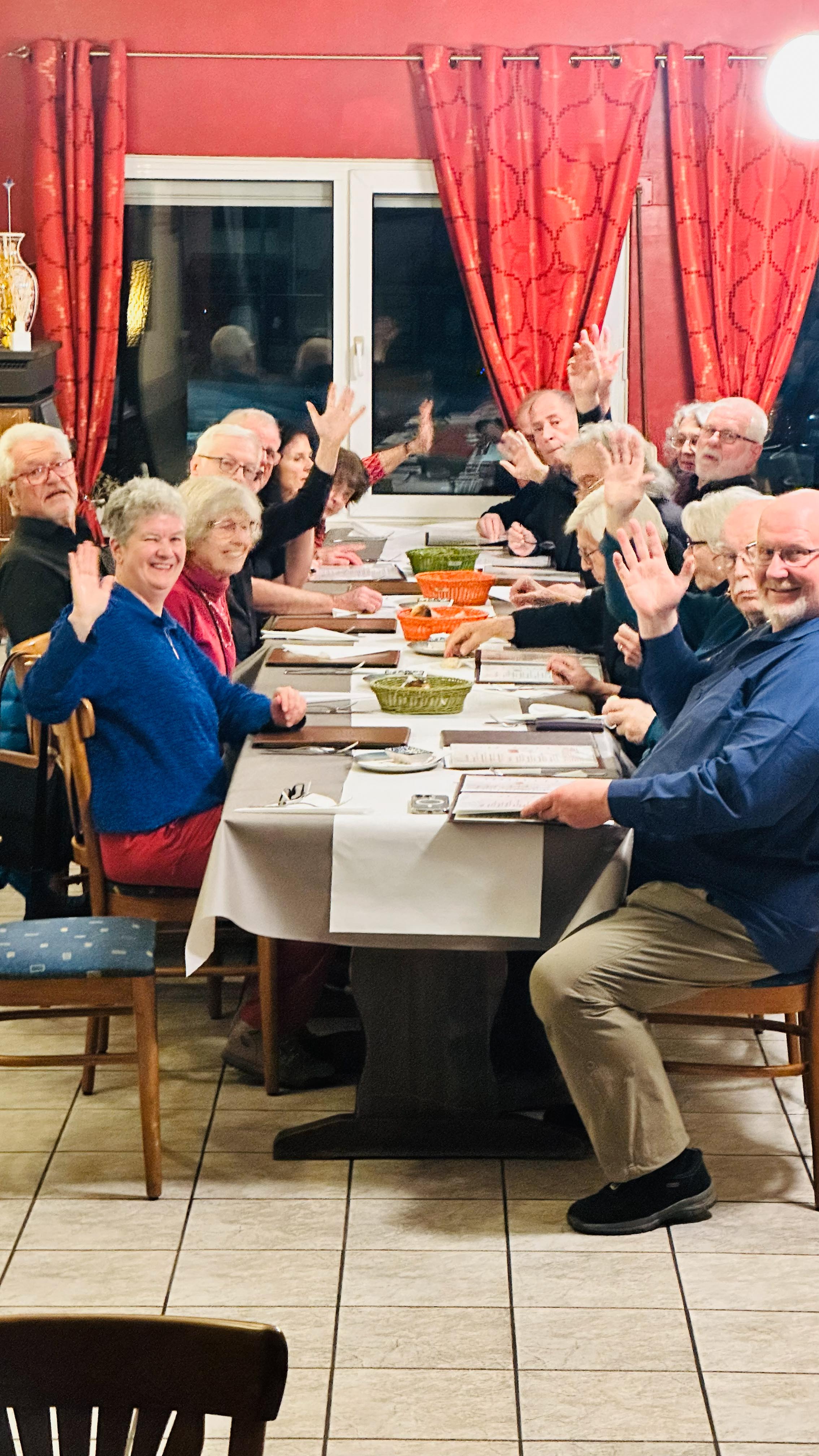 Gastraum Pizzeria Ortenberg mit Gästen